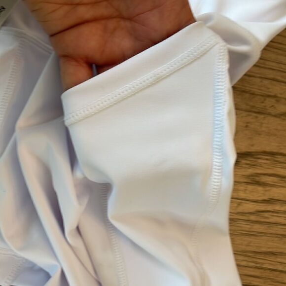 Kcutteyg white exercise capris with side pockets.  New with tags - Picture 3 of 13